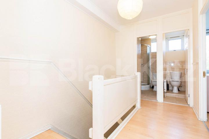 Arranged over 2 floors is this 4 bedroom with balcony and modern kitchen Twyford Street, Kings Cross